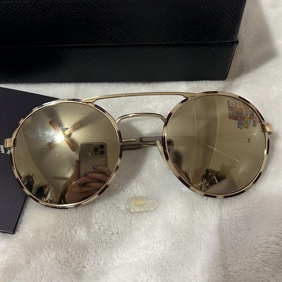 Prada sunglasses, great condition - Picture 2 of 4